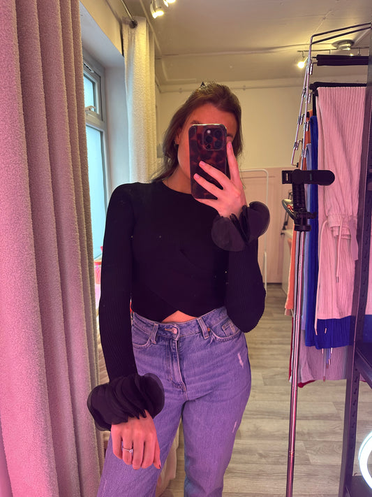 BLACK RUFFLE SLEEVE RIBBED CROP